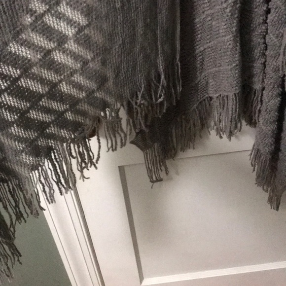 Chic Soul Shawl - Picture 2 of 3